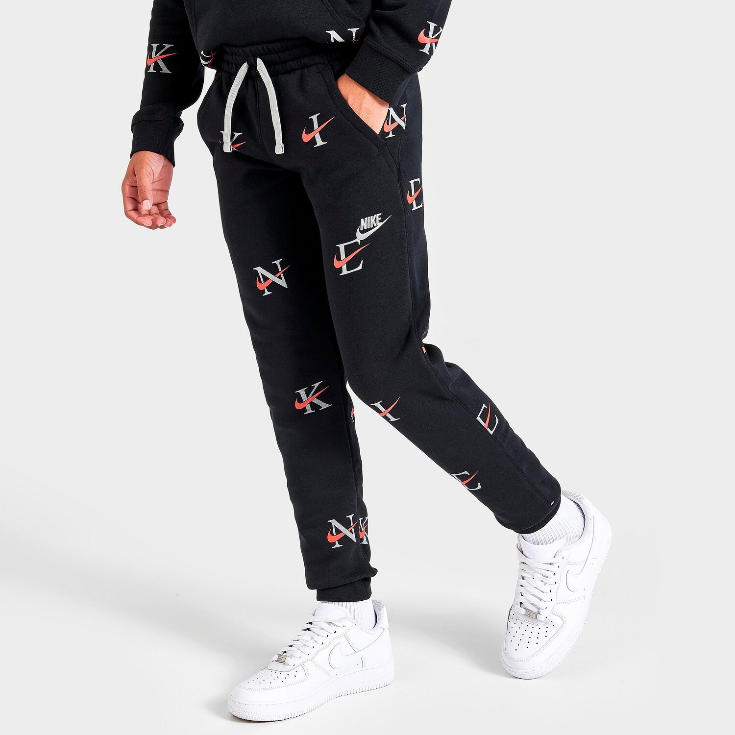 

Брюки-джоггеры Nike Sportswear Club с монограммой по всей поверхности для мальчиков, черный