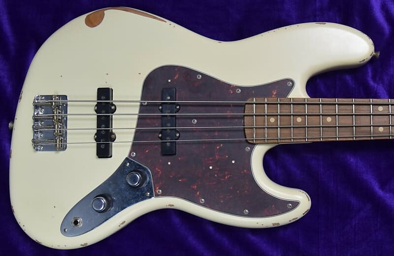 

Fender 60th Anniversary Jazz Bass (Roadworn Series), олимпийский белый с Пау Ферро