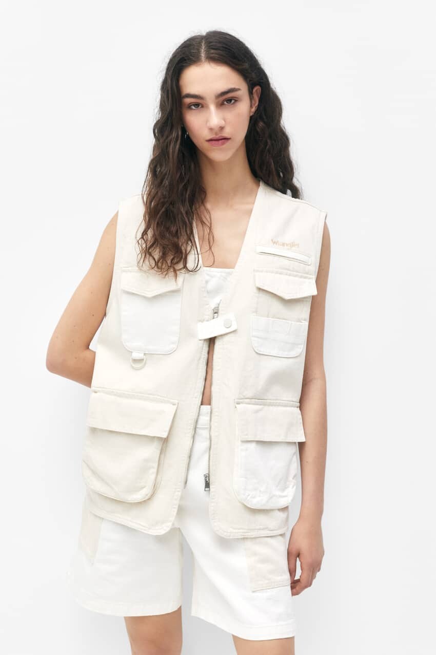 

Жилет Wrangler ATG с контрастными карманами Pull&Bear, песочный