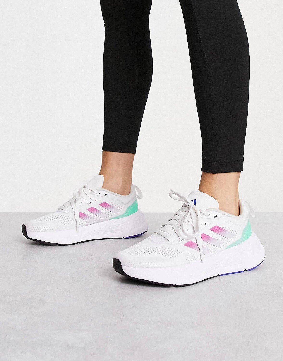 

Бело-зеленые кроссовки adidas Running Questar