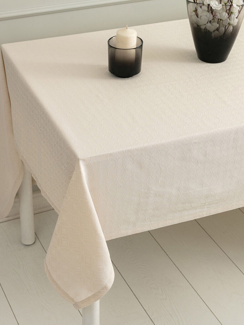 

Жаккардовая скатерть с собственным рисунком 150x200 см LCW Home
