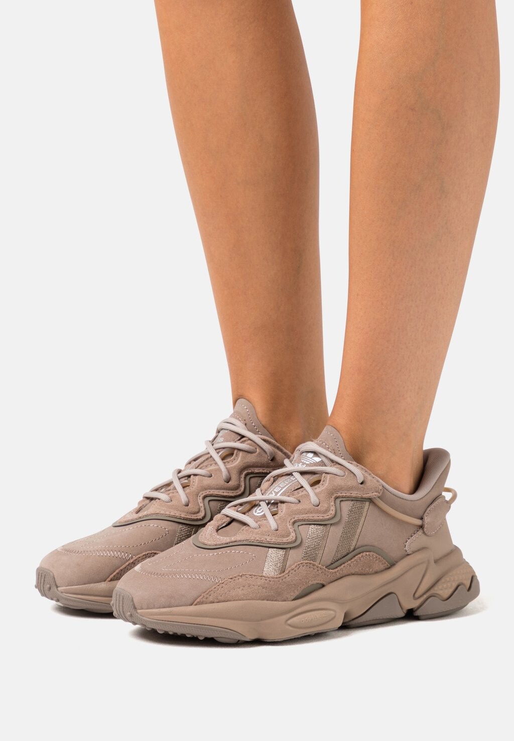 

Кроссовки adidas Originals Ozweego, мелово-коричневый / простой коричневый