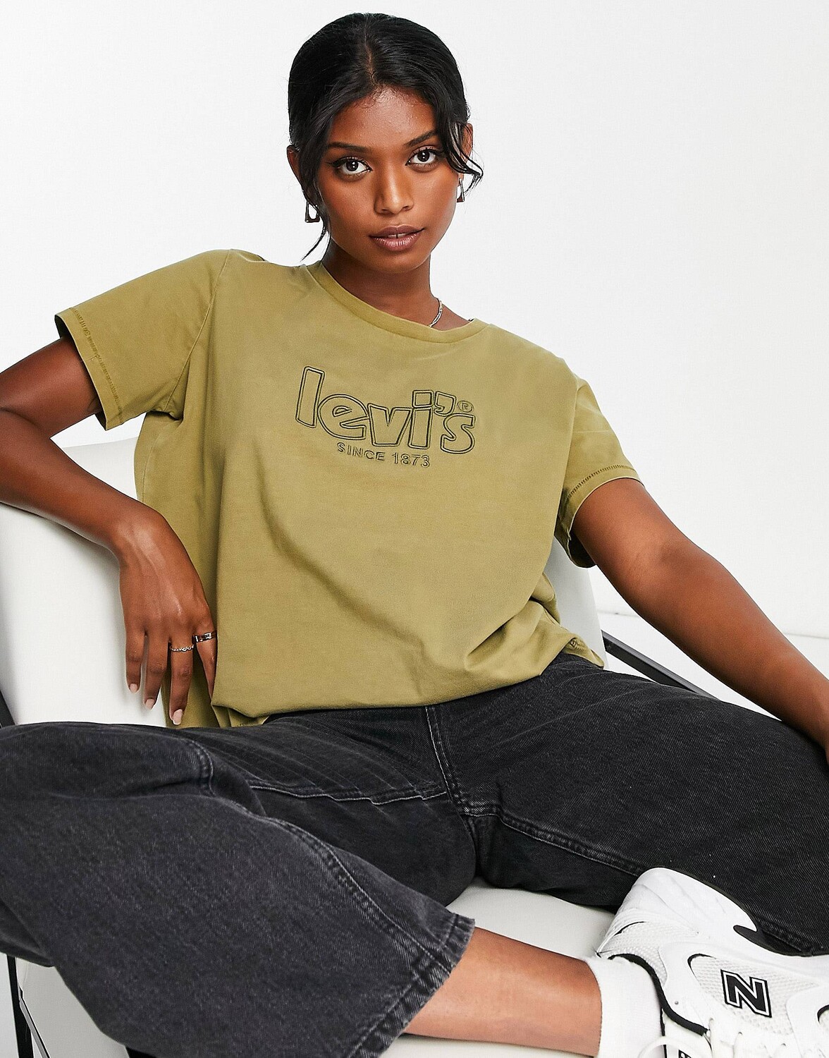 

Оливковая футболка с графическим принтом и логотипом Levi's Plus