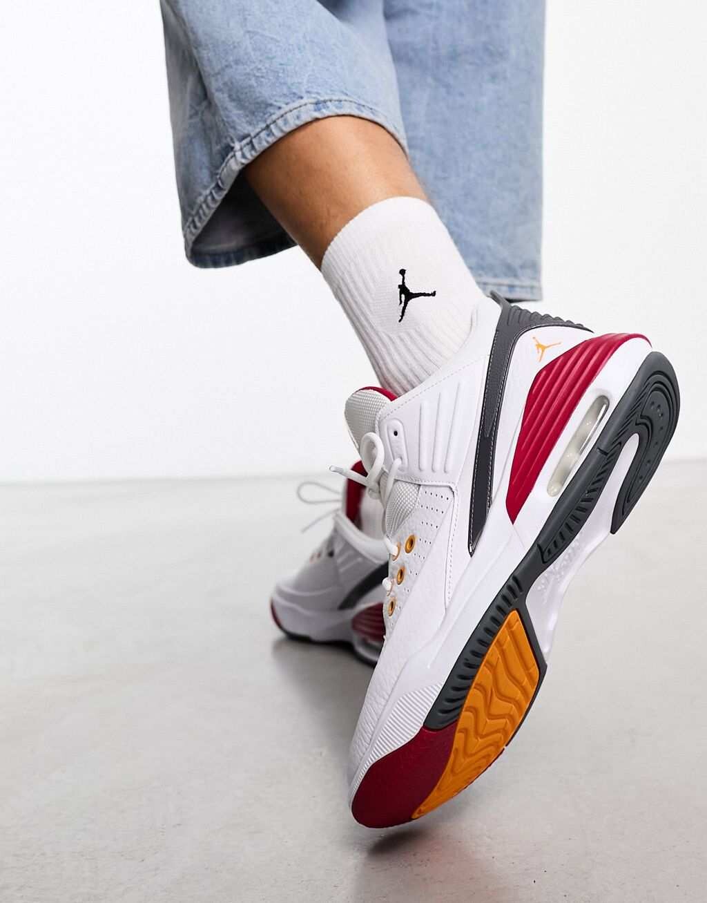 

Белые и красные кроссовки Jordan Max Aura 5