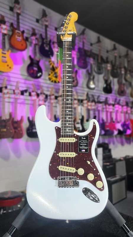 

Гитара Fender American Ultra Stratocaster 618, арктический жемчужный