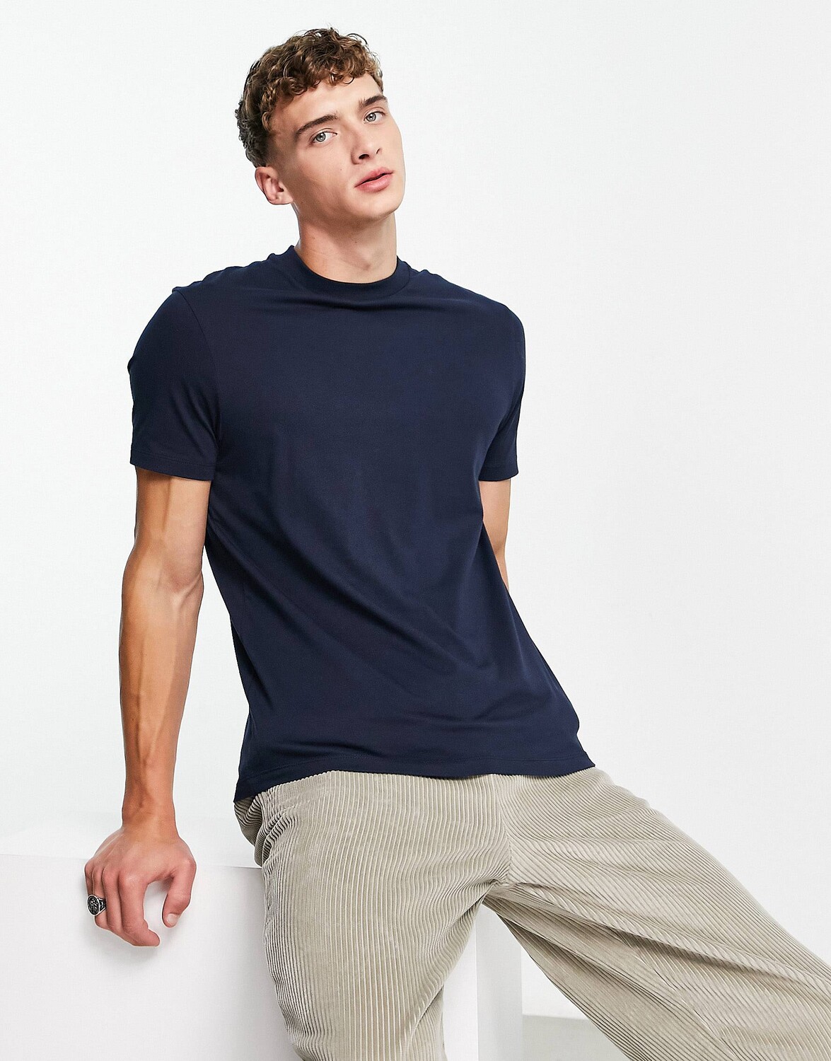 

Темно-синяя футболка с круглым вырезом ASOS DESIGN, Синий