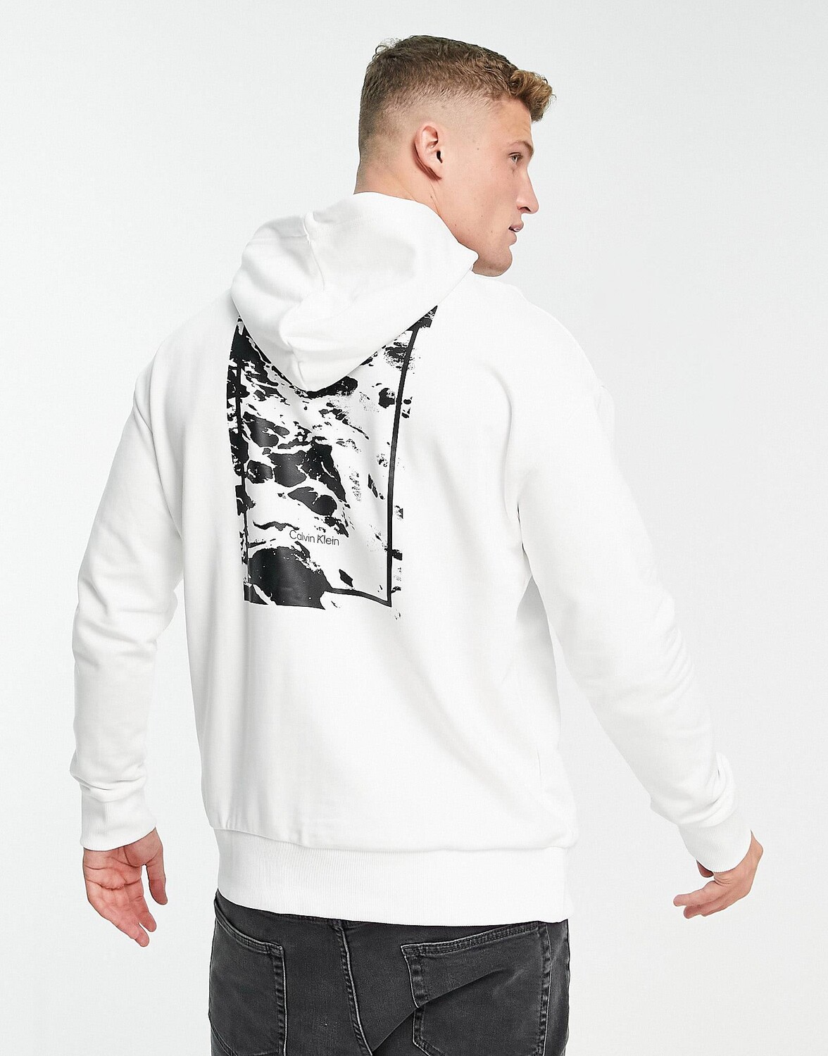 

Худи белого цвета с принтом Calvin Klein
