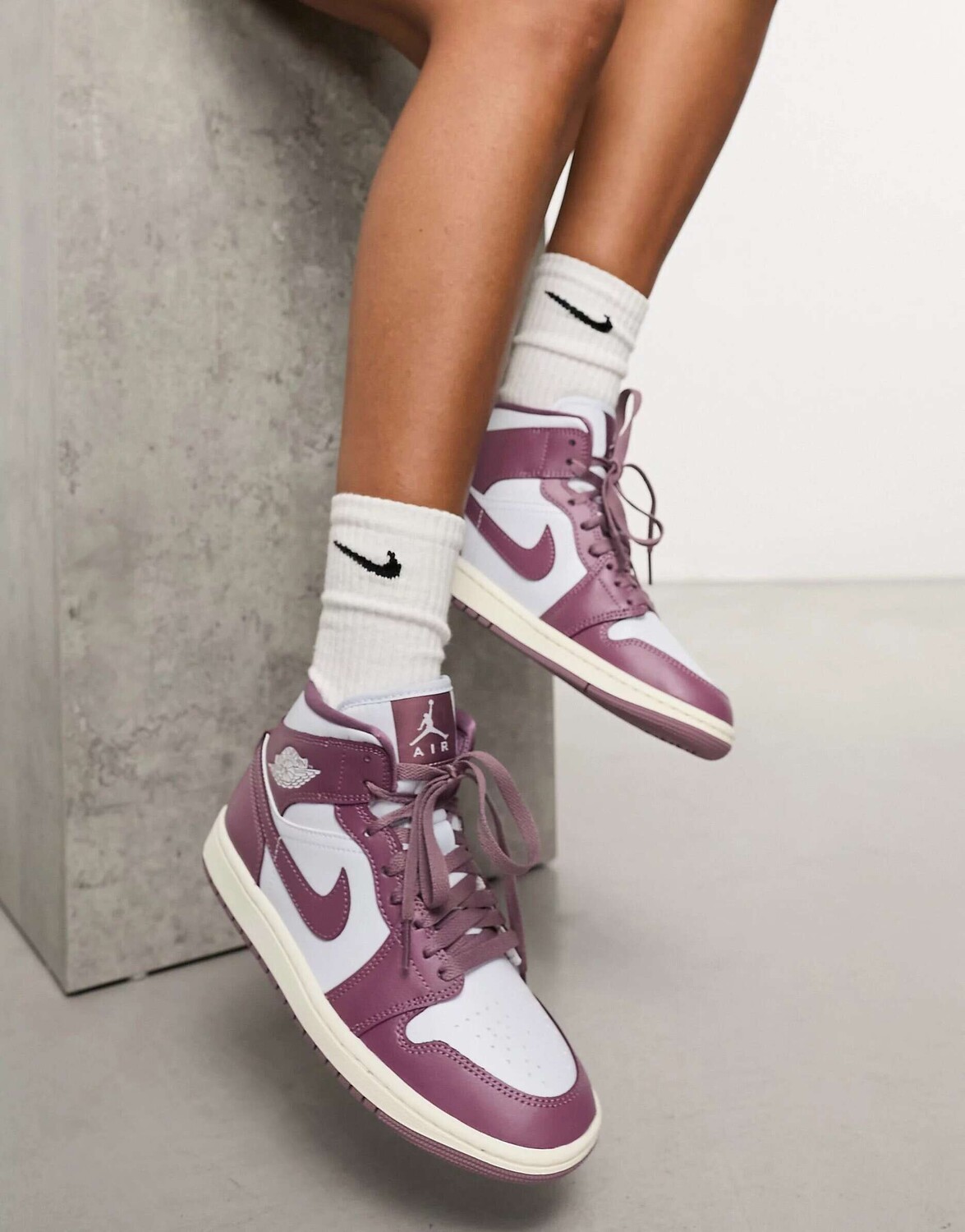 

Кроссовки Air Jordan 1 Mid розовато-лилового и кремово-белого цветов, Розовый