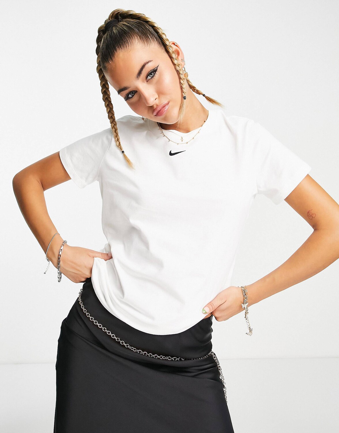 

Белая футболка с мини-галочкой и короткими рукавами Nike
