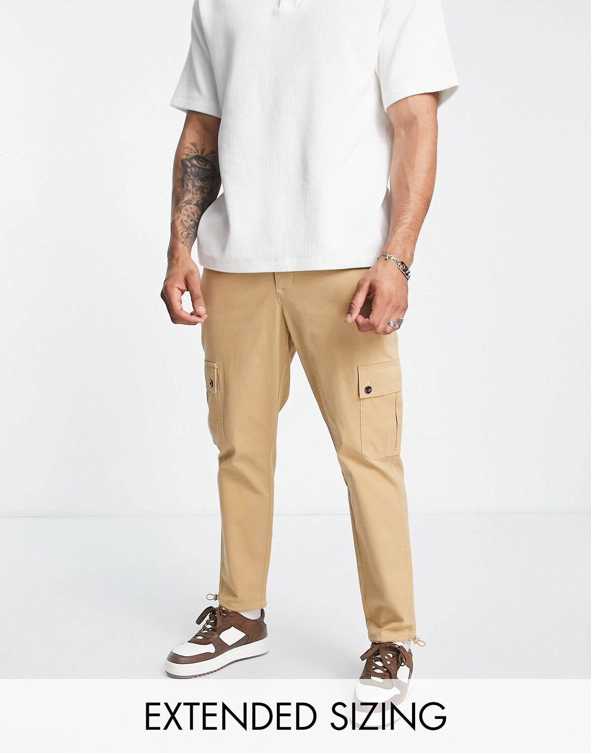 

Бежевые зауженные брюки карго ASOS DESIGN