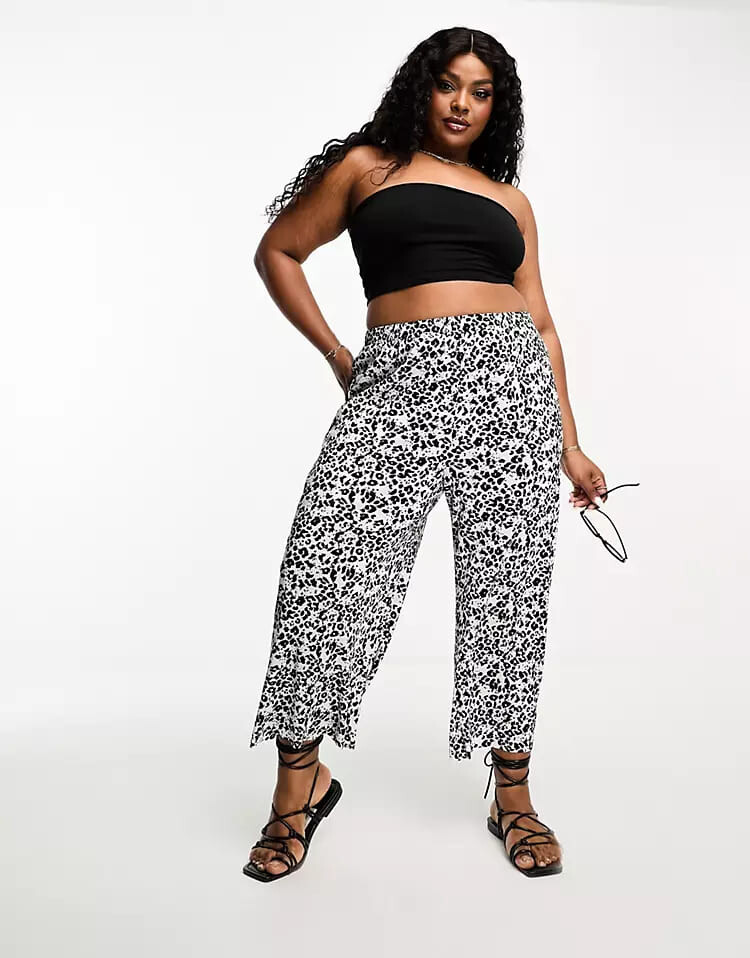 

Брюки ASOS DESIGN Curve Plisse Wide Leg Culottes, белый/черный