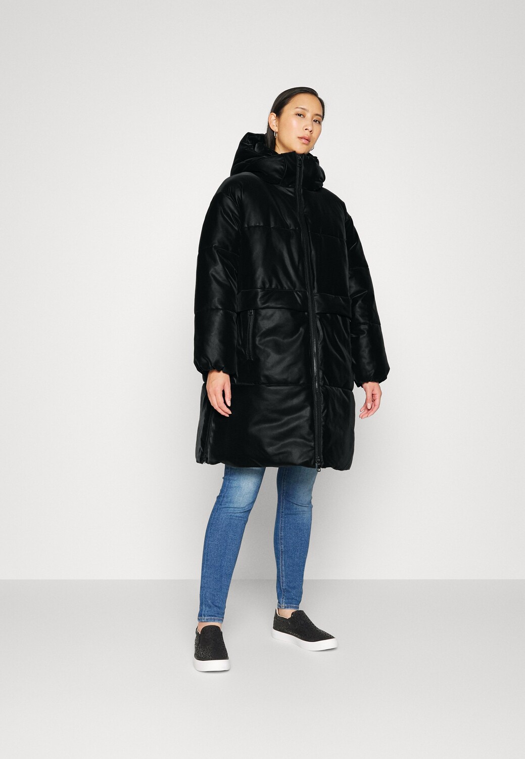 

Пуховик Calvin Klein Jeans, черный