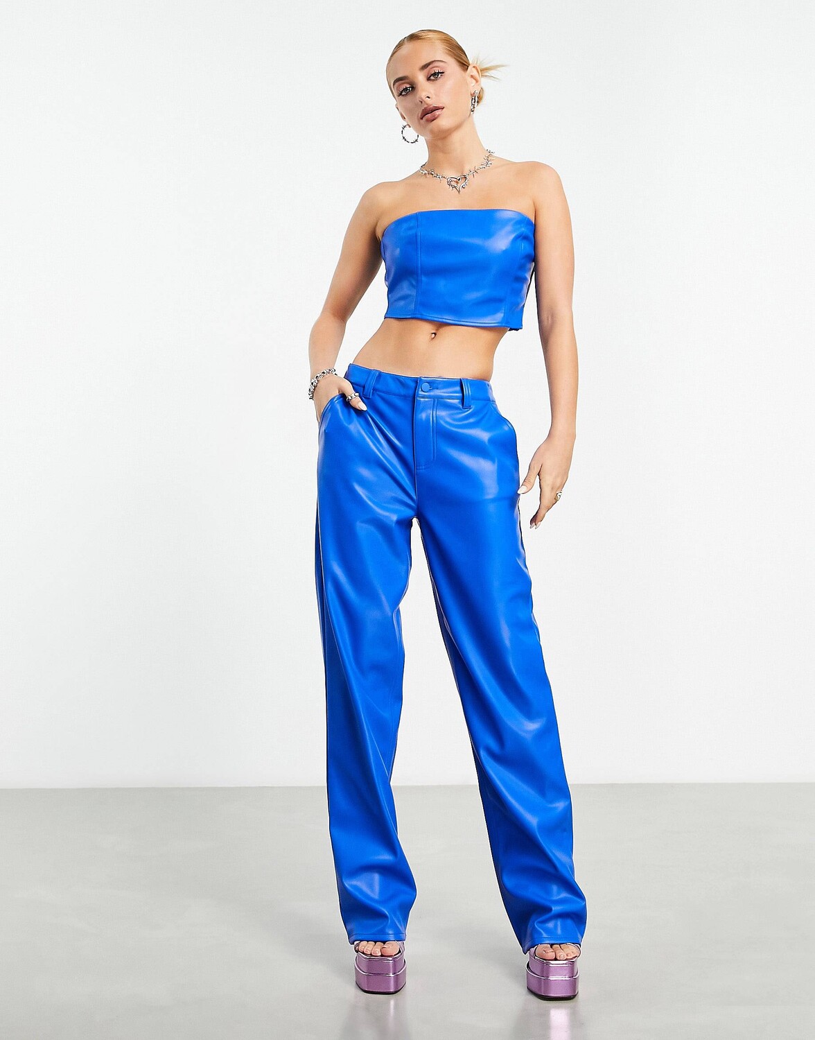 

Брюки прямого кроя из искусственной кожи Asos Design, синий