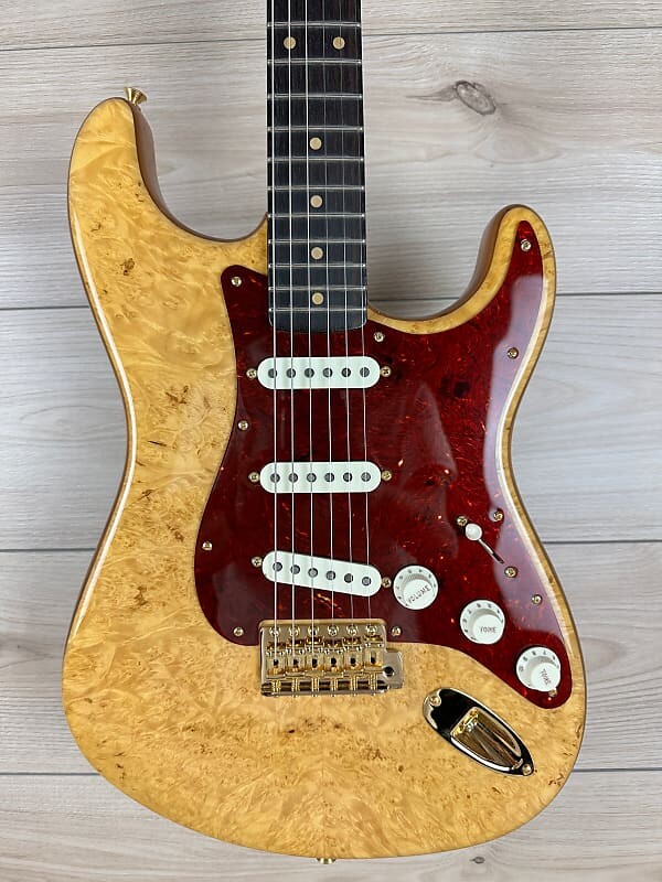 

Fender Custom Shop Artisan Maple Burl Strat NOS, гриф из черного дерева Мадагаскар, Aged Natural Custom Shop Artisan Maple Burl Strat NOS, Ebony Madagascar Fingerboard,
