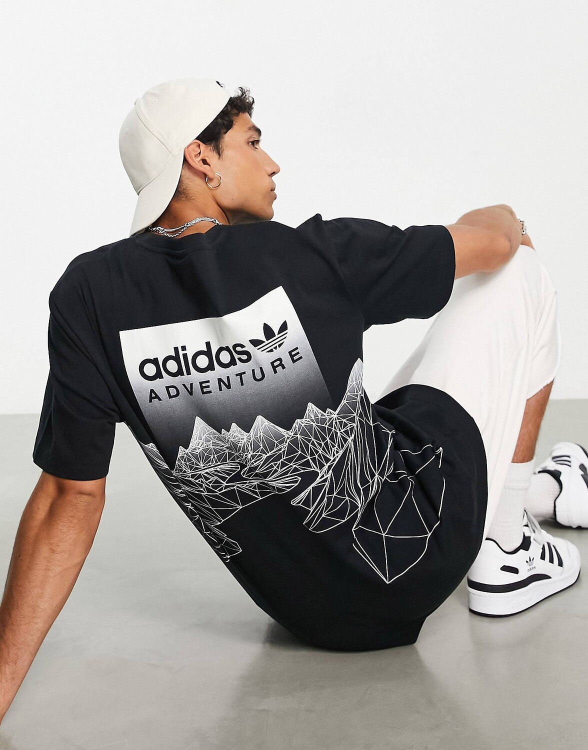 

Черная футболка с горным принтом на спине adidas Originals Adventure