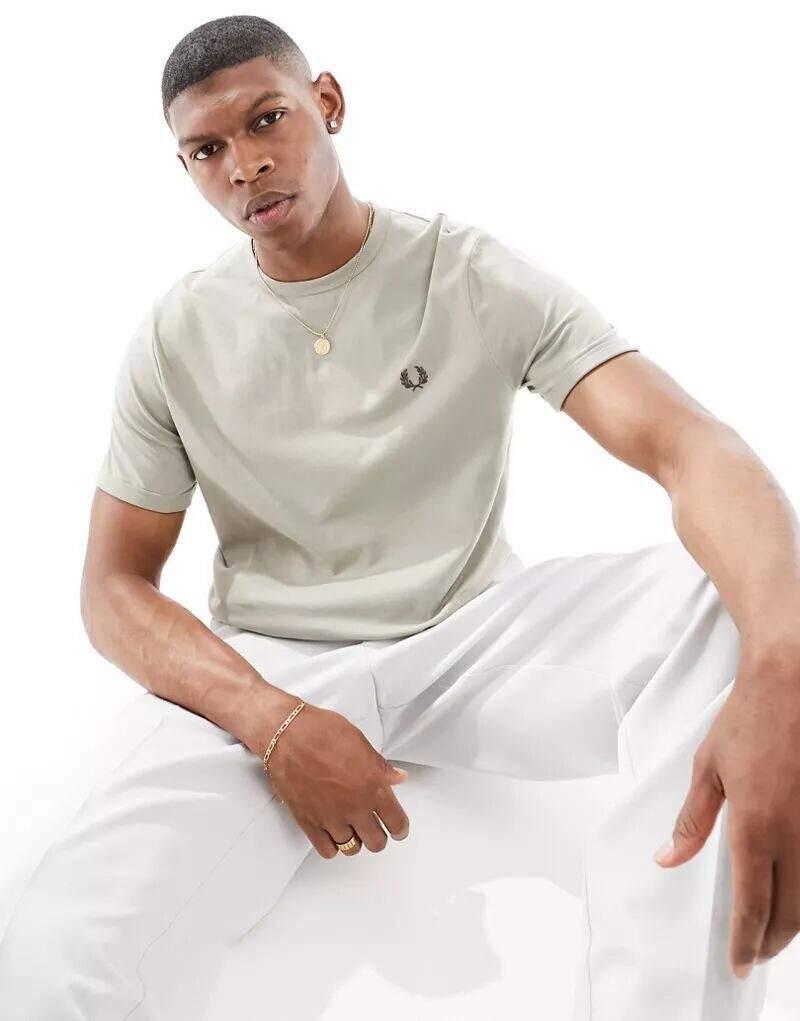 

Бежевая футболка с надписью Fred Perry, Серый
