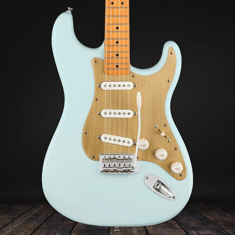 

Squier 40th Anniversary Stratocaster, Vintage Edition, кленовый гриф, золотая анодированная накладка - Satin Sonic Blue Squier 40th Anniversary Stratocaster, Edition, Maple Fingerboard, Gold Anodized Pickguard- (Coming Soon)