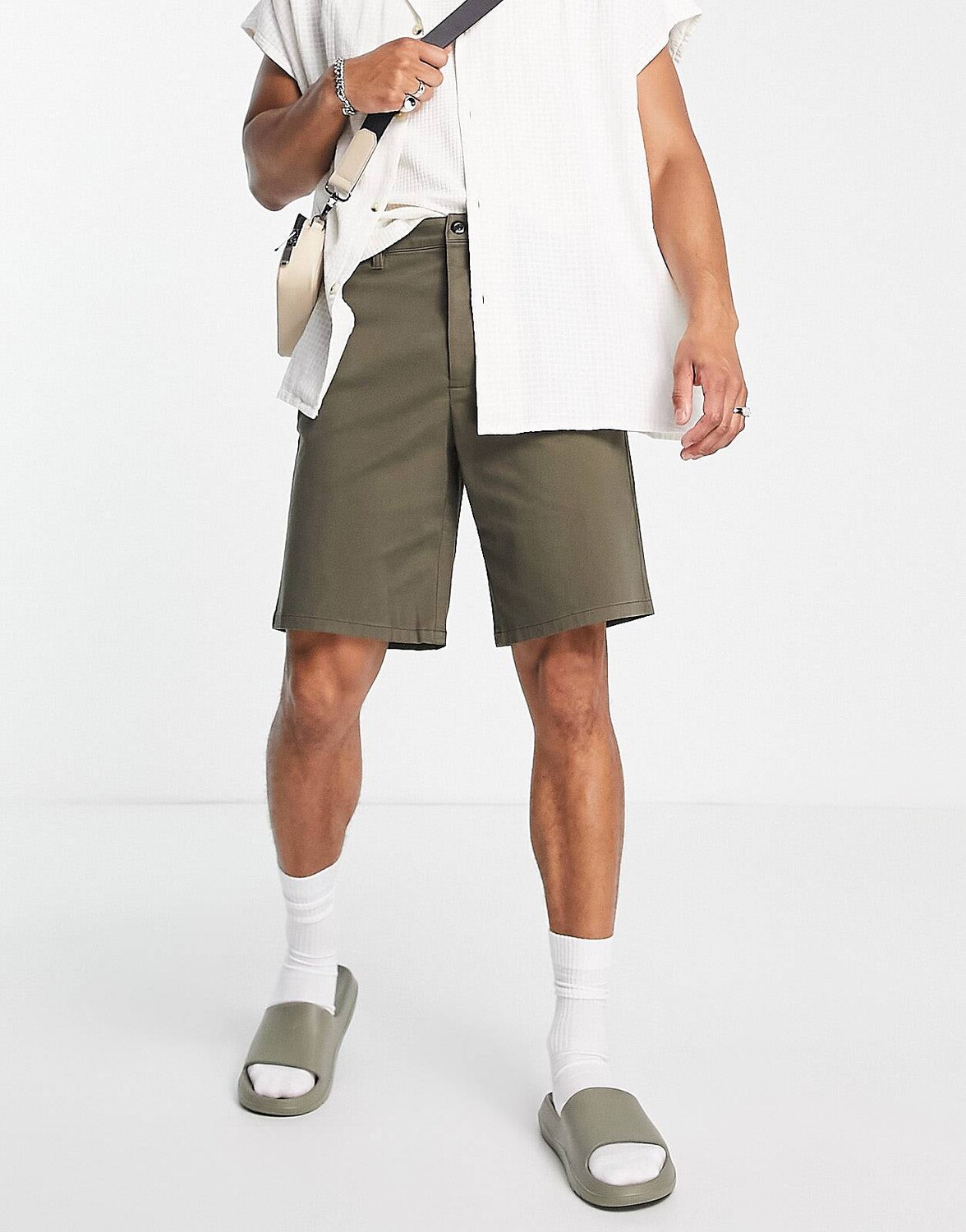 

Свободные шорты чинос цвета хаки ASOS DESIGN