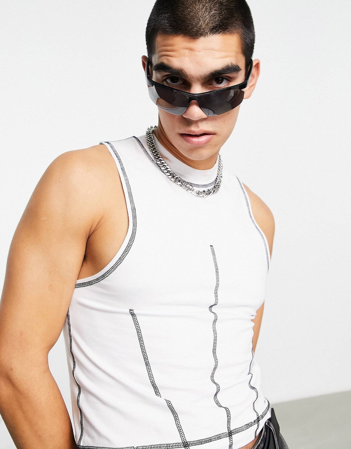 

Белый укороченный жилет с контрастной черной строчкой ASOS DESIGN