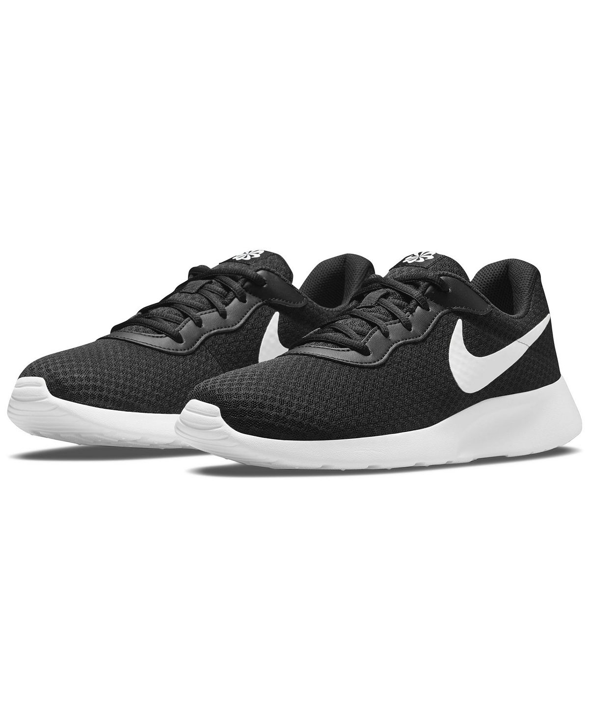 цена Мужские повседневные кроссовки tanjun от finish line Nike, черно-белый