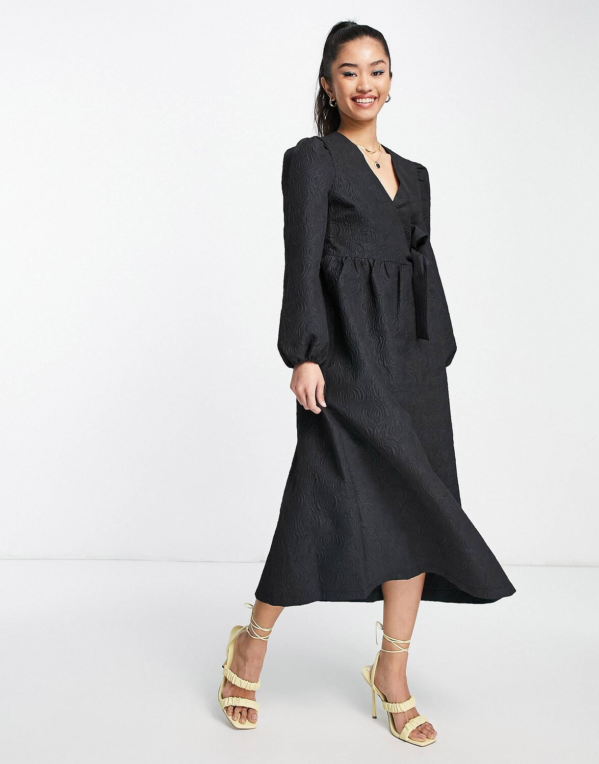 

Черное жаккардовое платье миди с запахом Miss Selfridge
