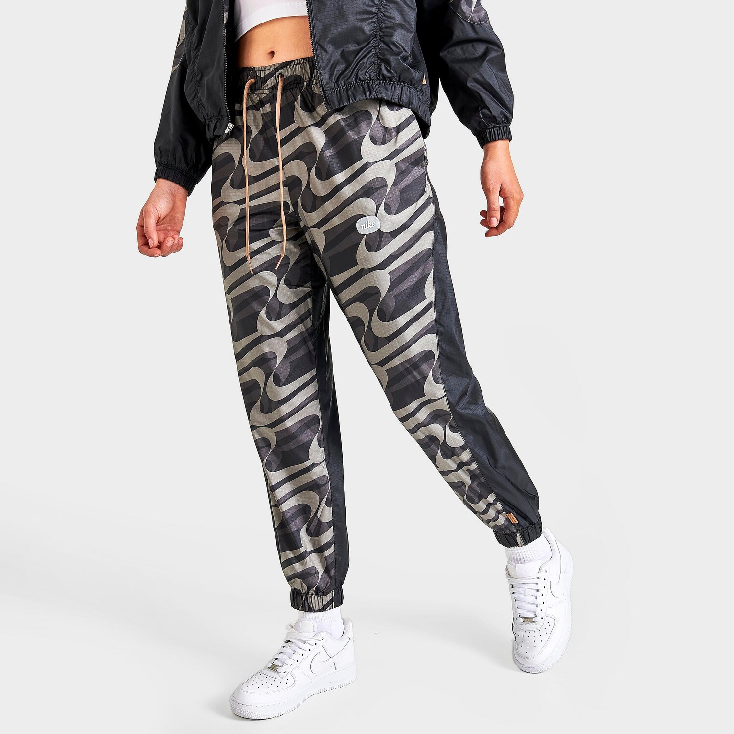 

Женские брюки-джоггеры с тканым принтом Nike Sportswear Icon Clash, черный