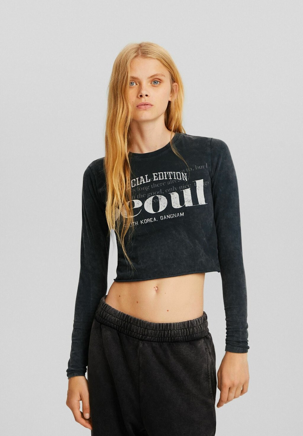 

Футболка с длинным рукавом Cropped-Printed Bershka, цвет dark grey