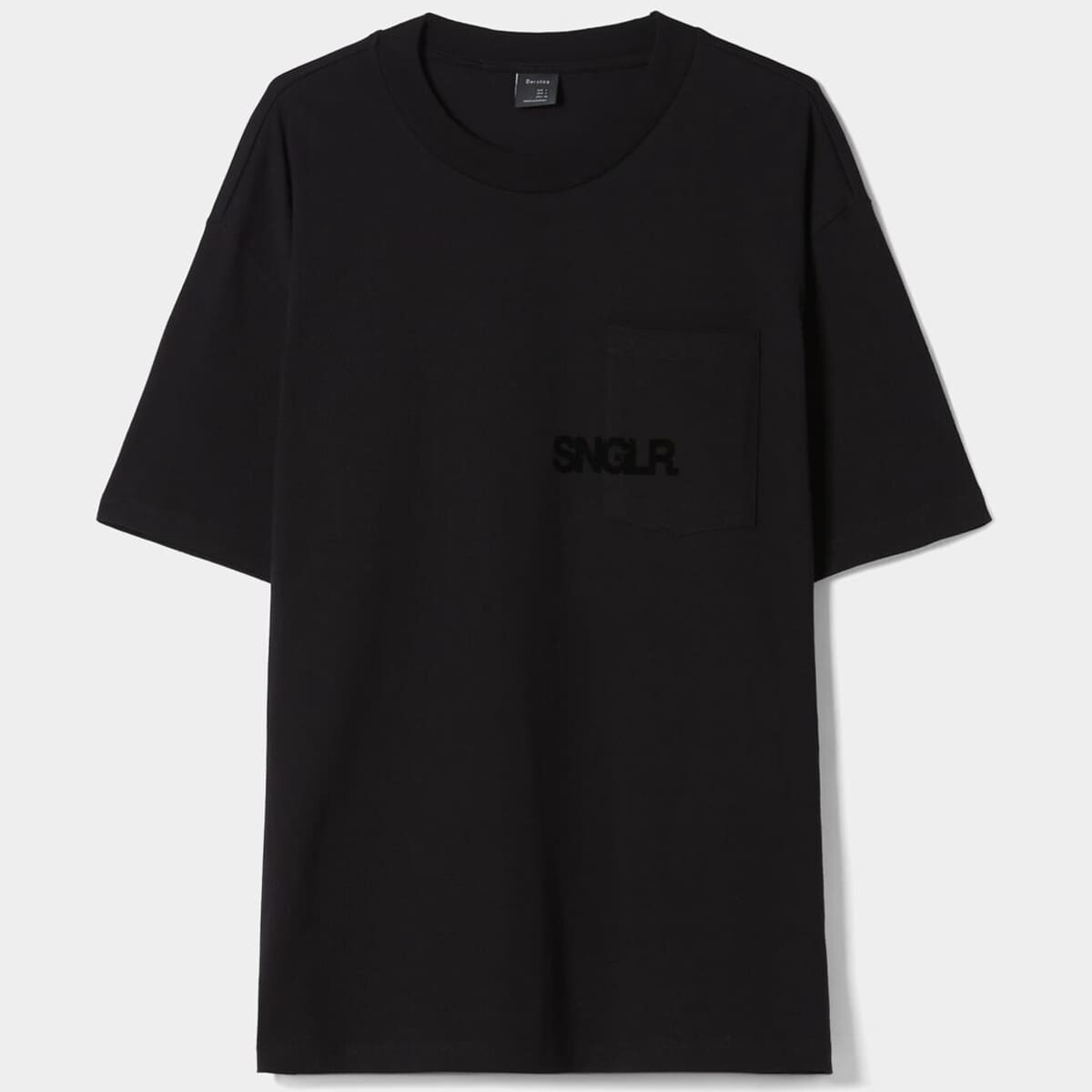 

Футболка Bershka Short Sleeve Boxy Fit With Pocket, черный