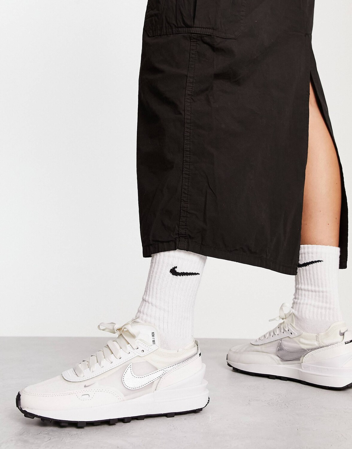 

Кроссовки Nike Waffle One из белой кожи и серебристого металлика