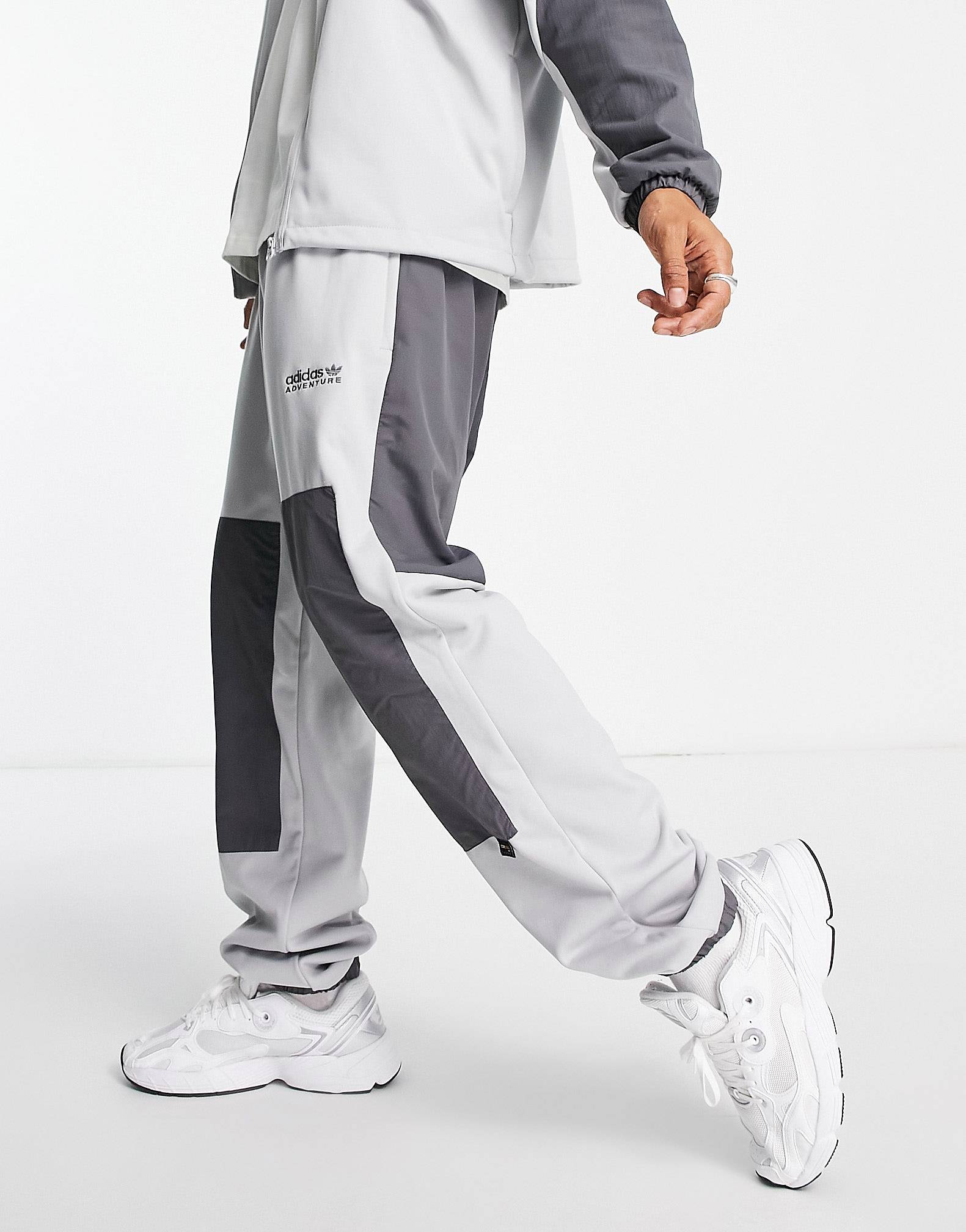 Серые спортивные штаны adidas Originals Adventure – заказать по выгоднойцене из-за рубежа в «CDEK.Shopping»