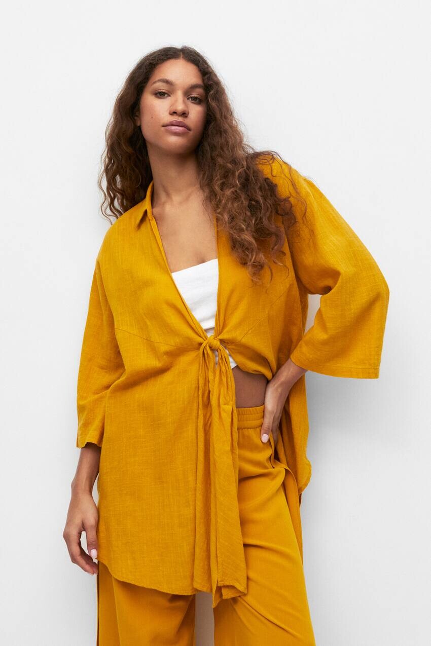 

Рубашка с короткими рукавами и узлом Pull&Bear, горчица