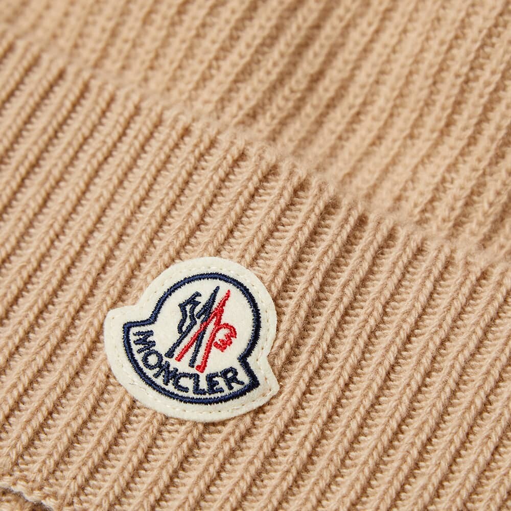 

Маленькая шапка с логотипом Moncler