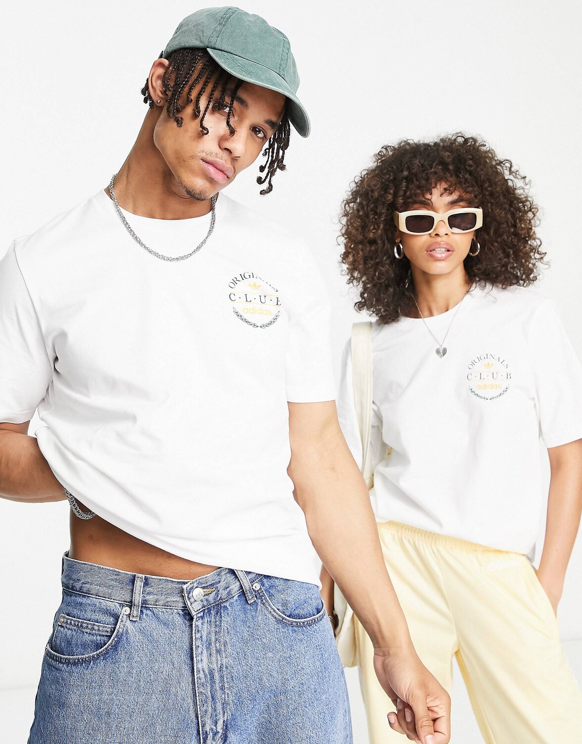 

Белая футболка adidas Originals 'Sports Resort' Club с рисунком сзади