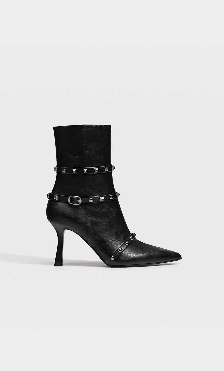 

Ботинки на шпильке с заклепками Stradivarius, черный