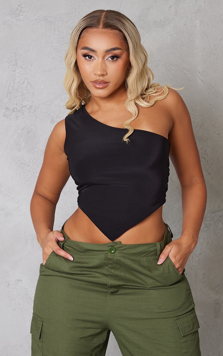 

PrettyLittleThing Черный облегающий укороченный топ на одно плечо с изогнутым краем