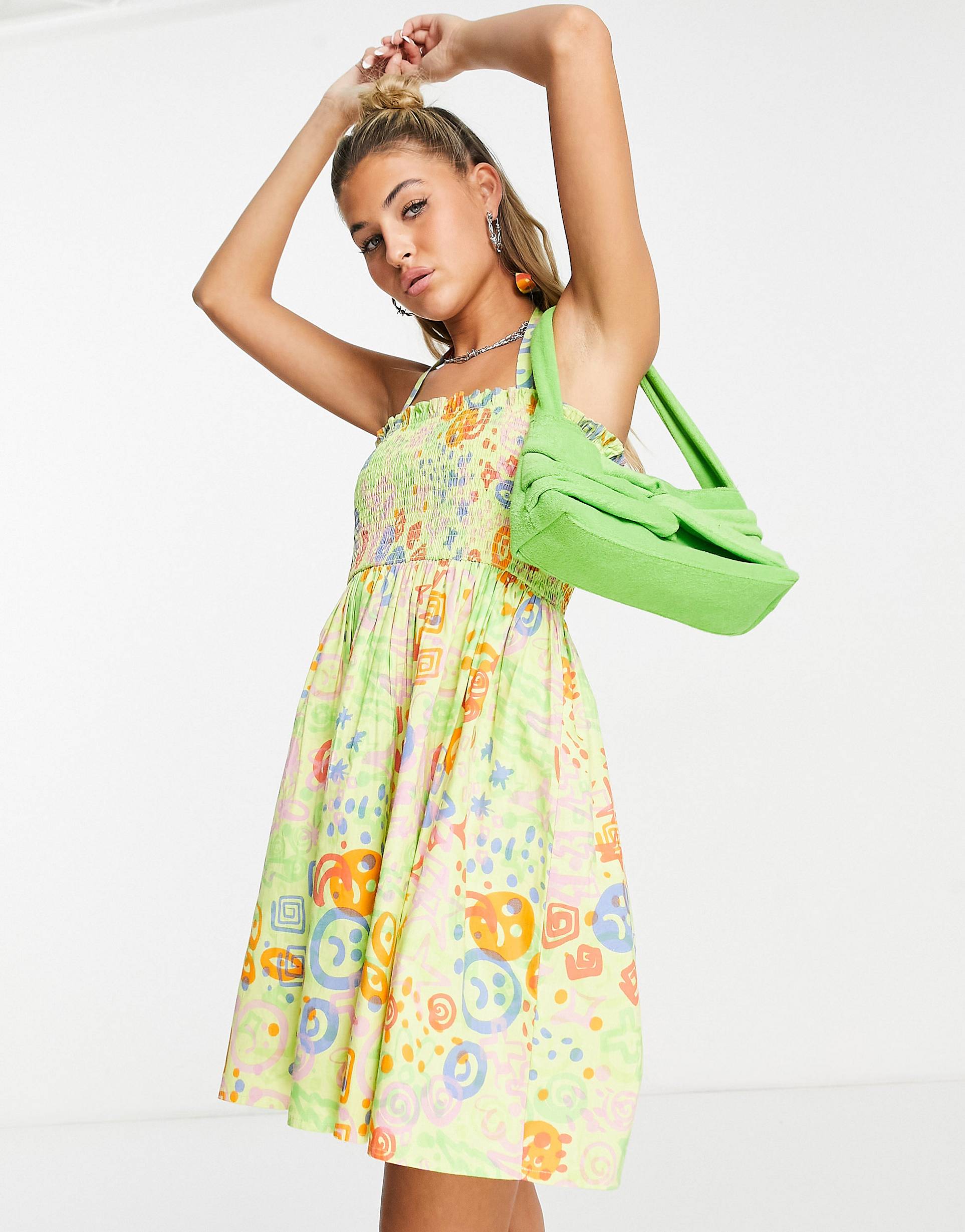 Разноцветное платье мини со сборками и абстрактным принтом COLLUSION