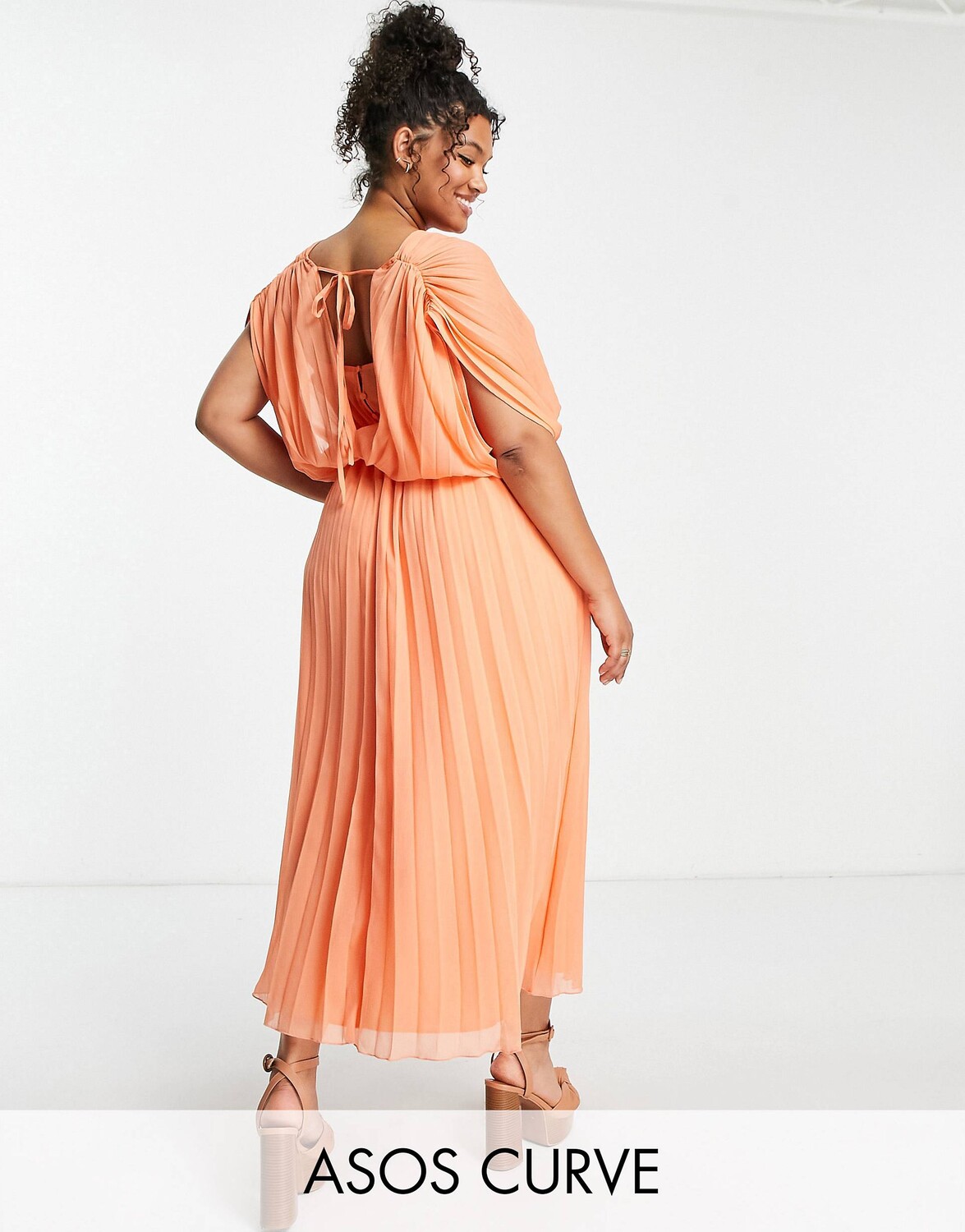 

Коралловое платье миди со складками и запахом ASOS DESIGN Curve