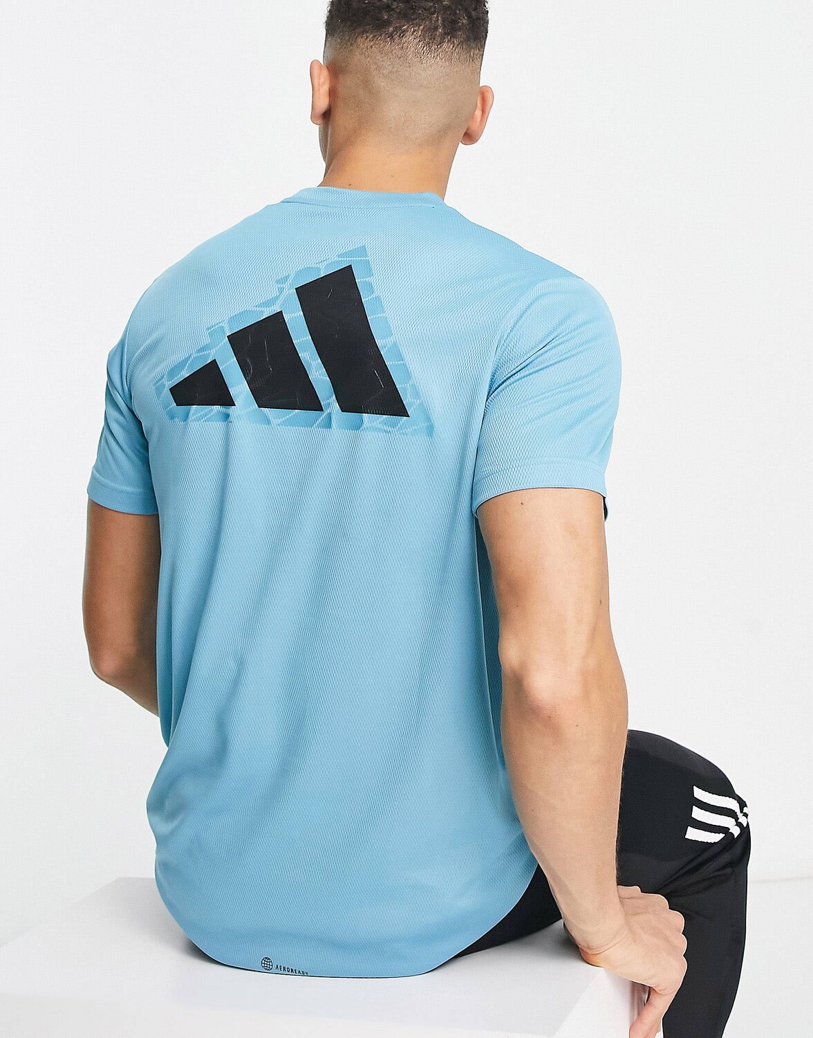 

Синяя футболка с логотипом adidas Training