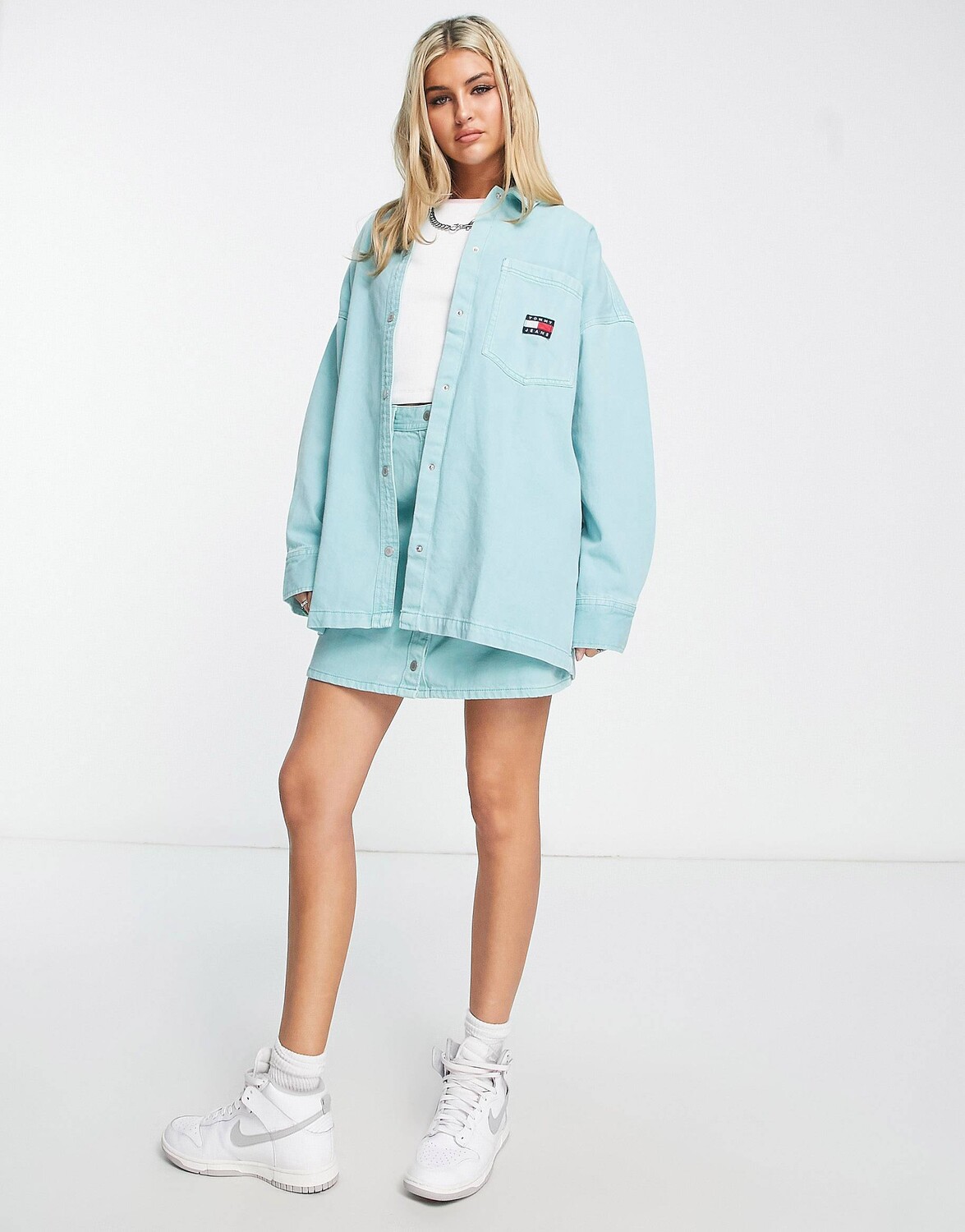 

Бирюзовая рубашка свободного кроя на пуговицах с логотипом Tommy Jeans