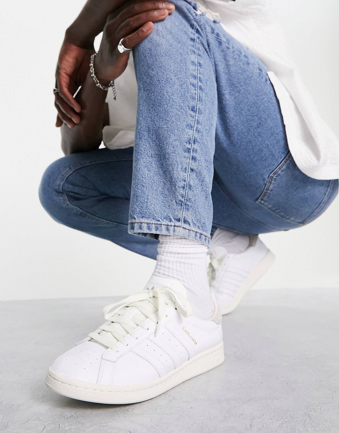 

Белые кроссовки adidas Originals Earlham