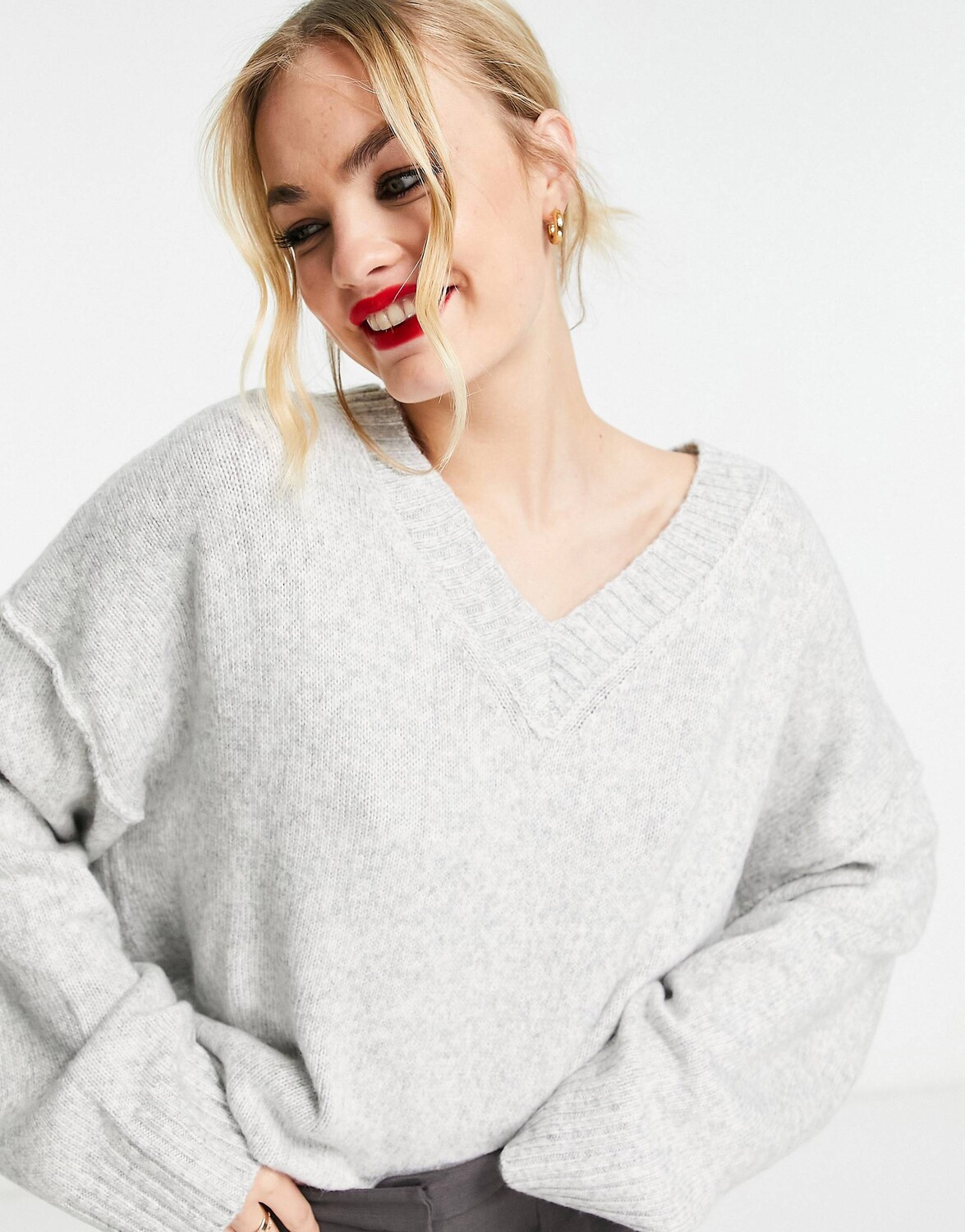 

Серый джемпер с коротким рукавом и v-образным вырезом ASOS DESIGN