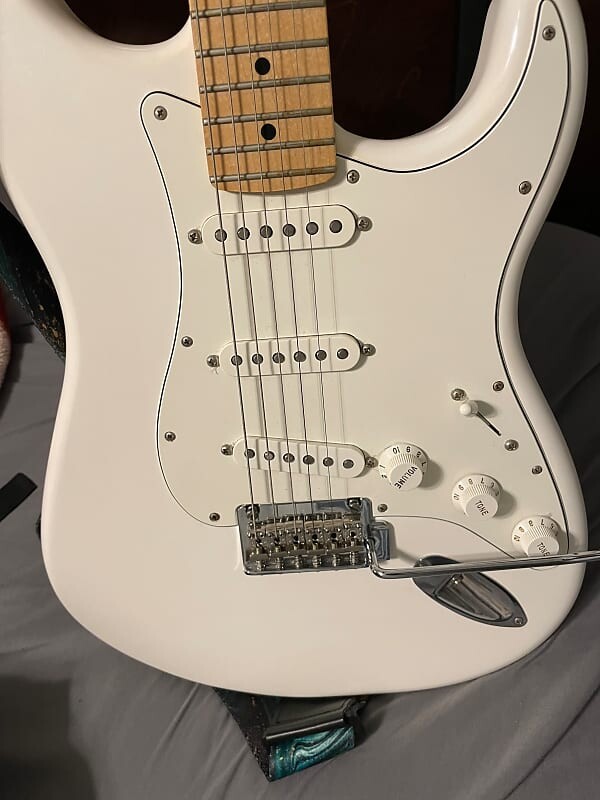 

Fender Stratocaster Полярный белый