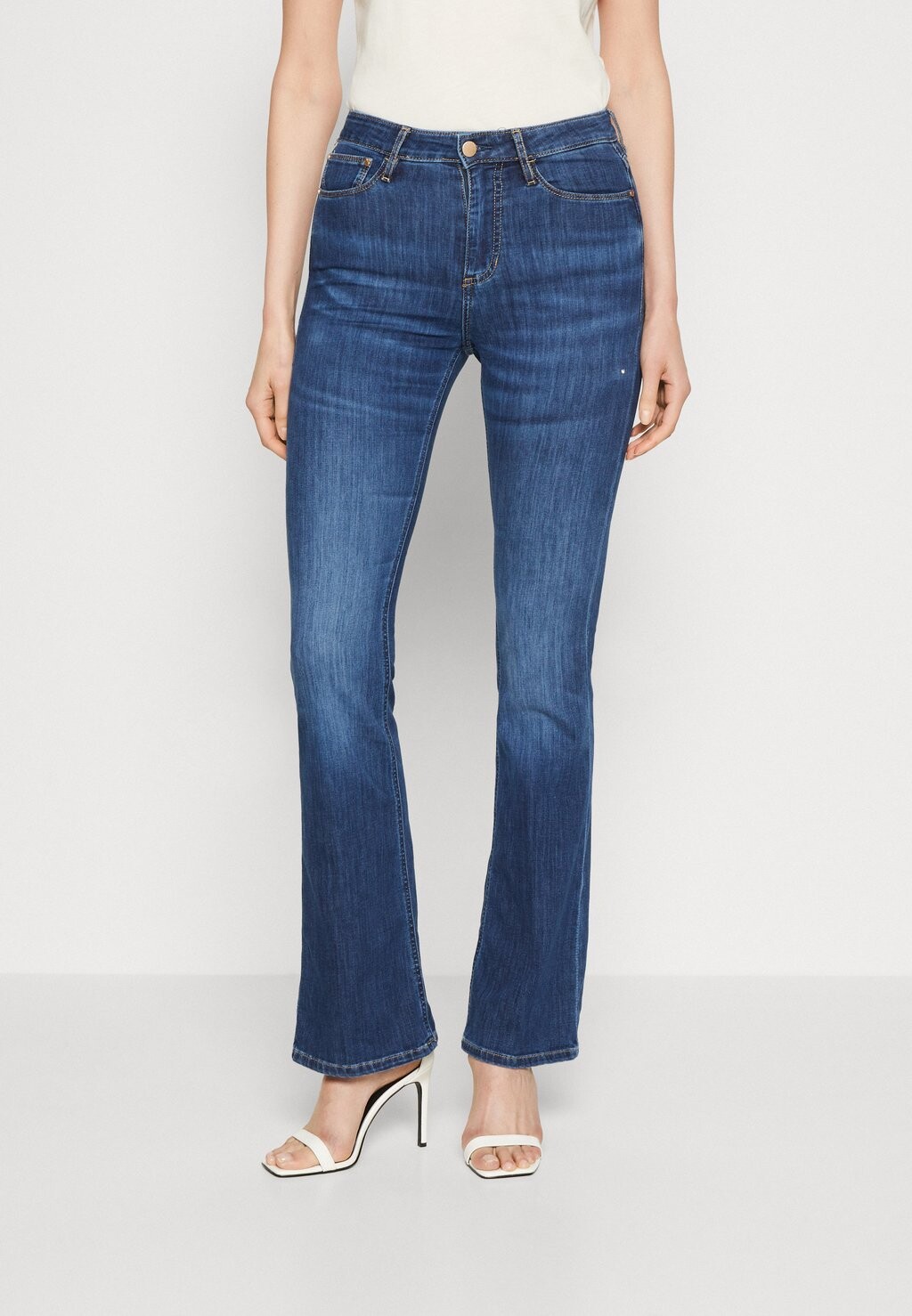 

Расклешенные джинсы Guess