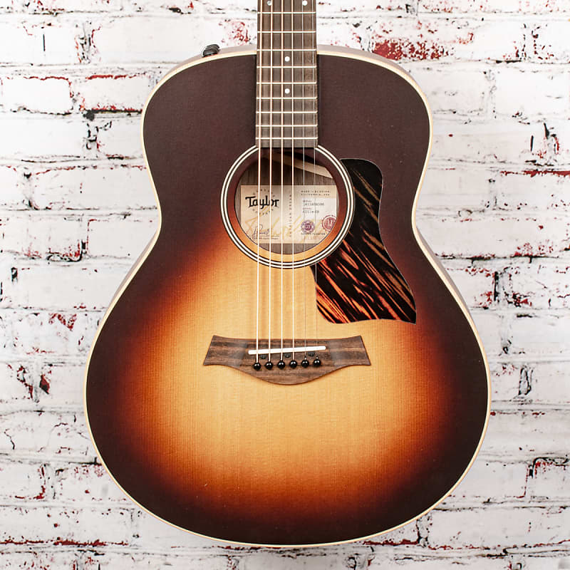 Taylor AD11E-SB American Dream Acoustic Electric 6-String - Верхняя дека из ситхинской ели - Нижняя дека и обечайка из орехового дерева с Aerocase AD11E-SB American Dream 6-String - Sitka Spruce Top - Back and Sides w/Aerocase launcher and grip battling top burst starter string launcher strong spining top toys accessories