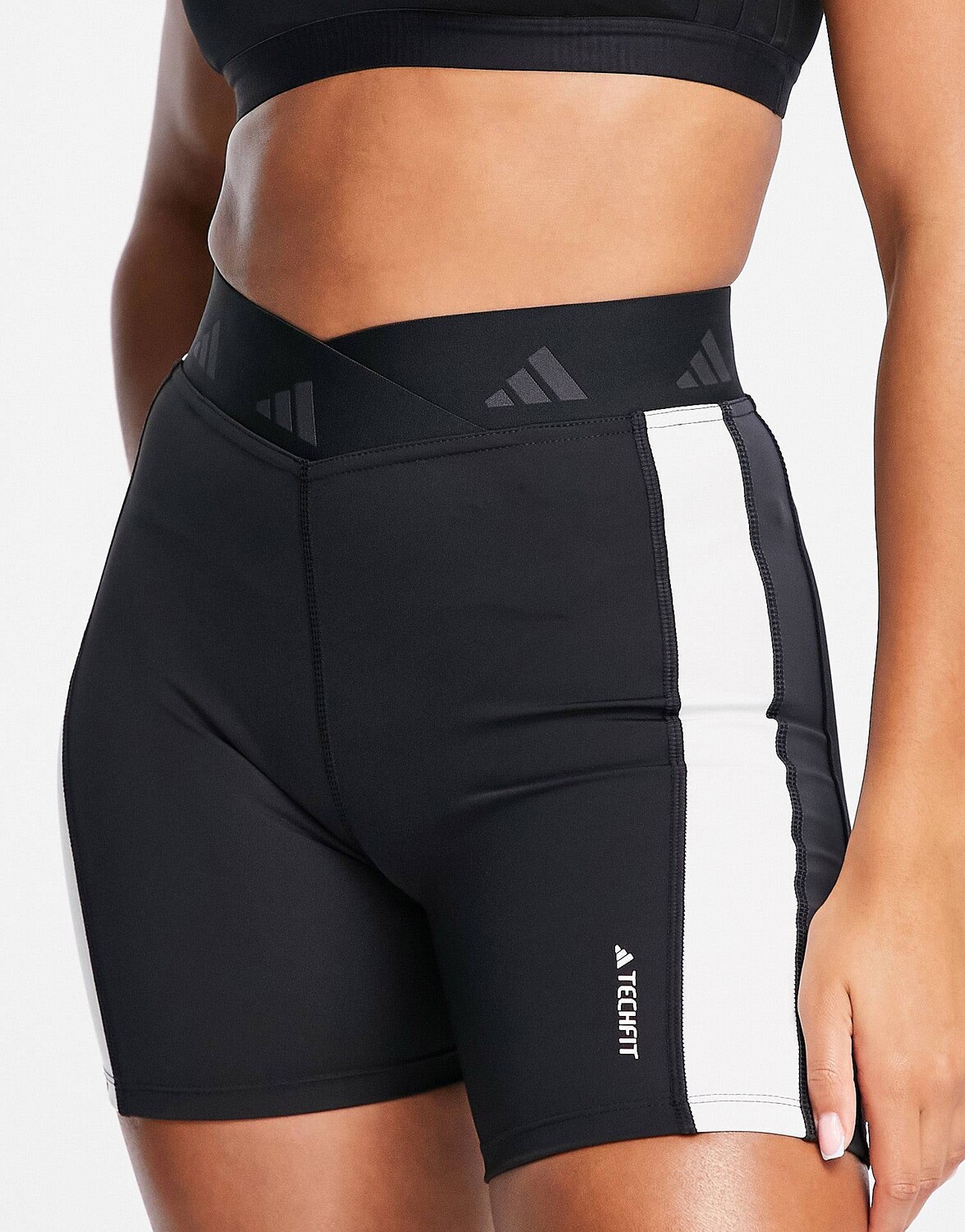 

Черно-белые шорты с высокой талией и высокой талией в стиле колорблок adidas Training Techfit, Черный