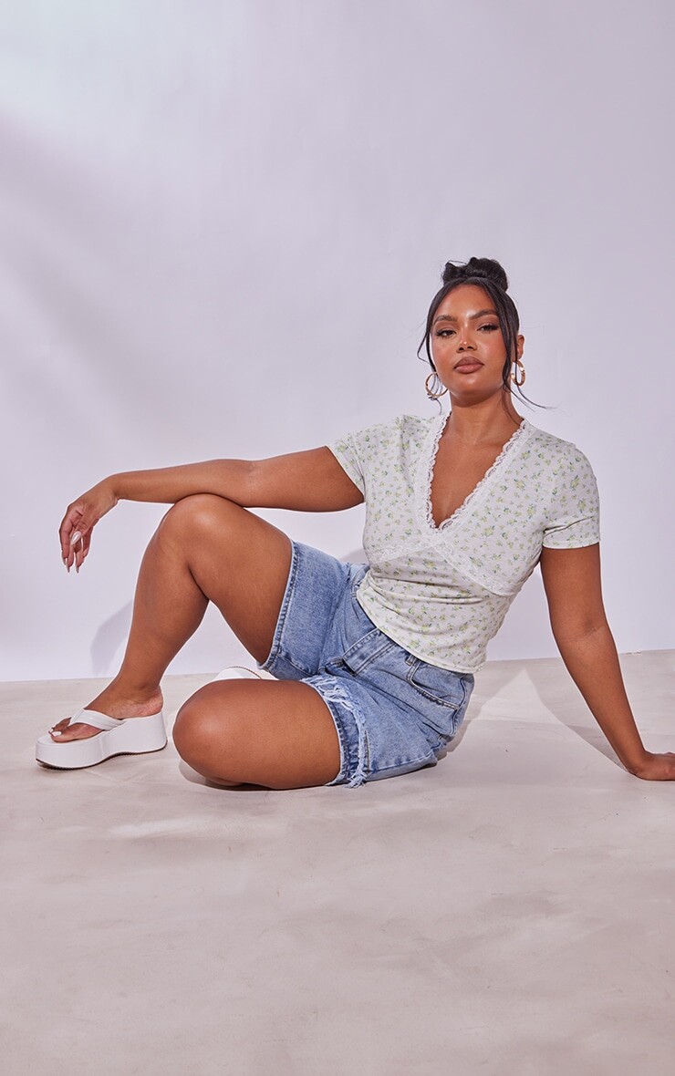 

PrettyLittleThing Кремовый топ с короткими рукавами и цветочным принтом Plus