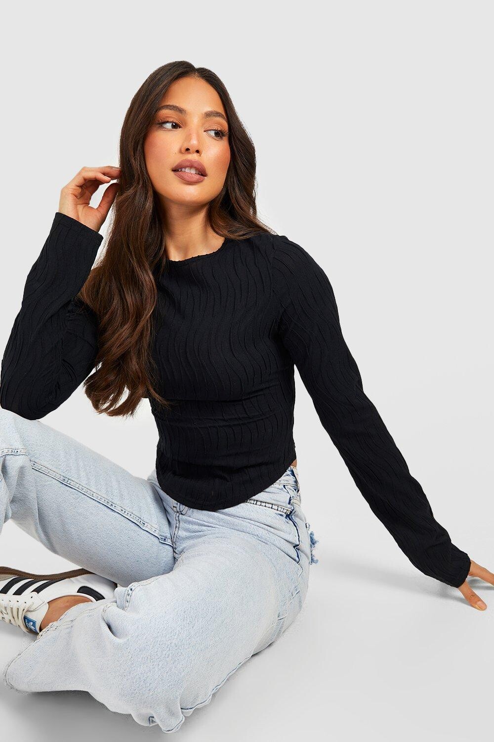 

Высокая футболка с волнистой текстурой и кривым номом Boohoo, черный