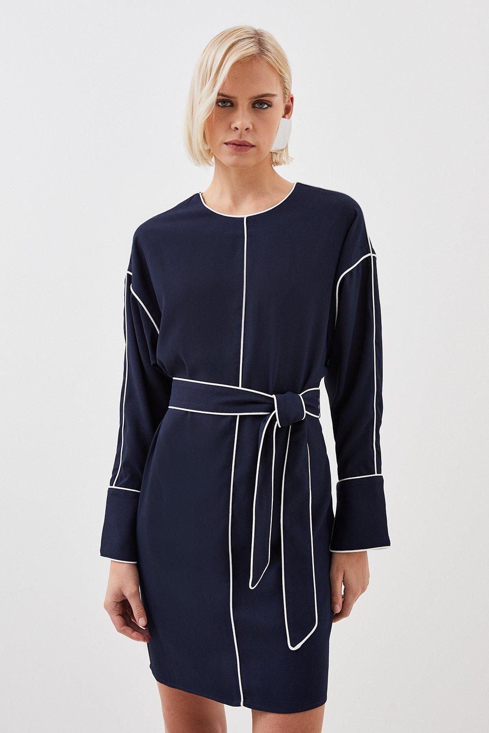 цена Мини-платье из моно-атласного крепа с контрастной окантовкой на спине Karen Millen, темно-синий