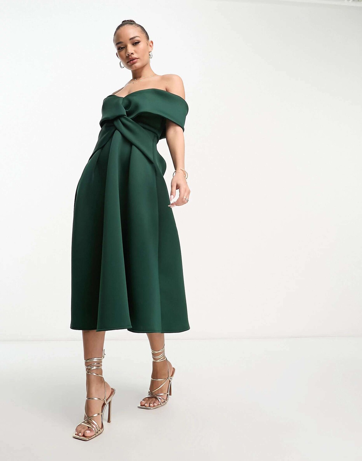

Зеленое платье миди для выпускного с открытыми плечами ASOS, Зеленый