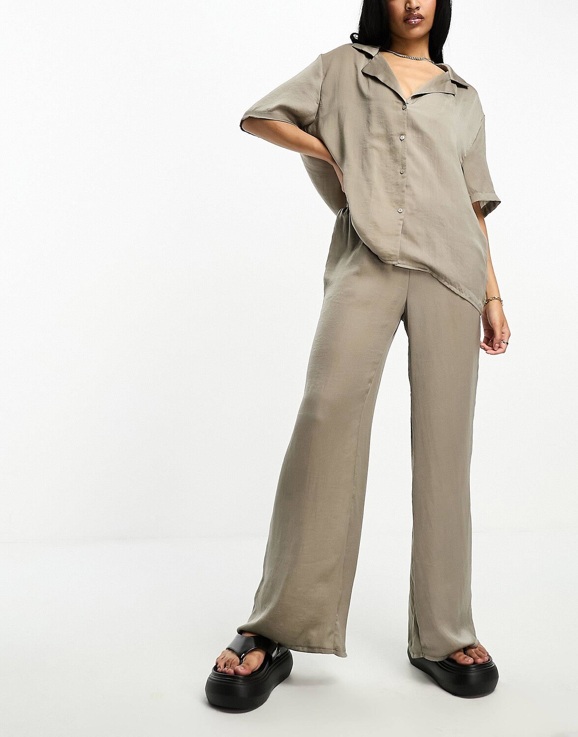 

Брюки SNDYS Satin Co-ord, серо-бежевый